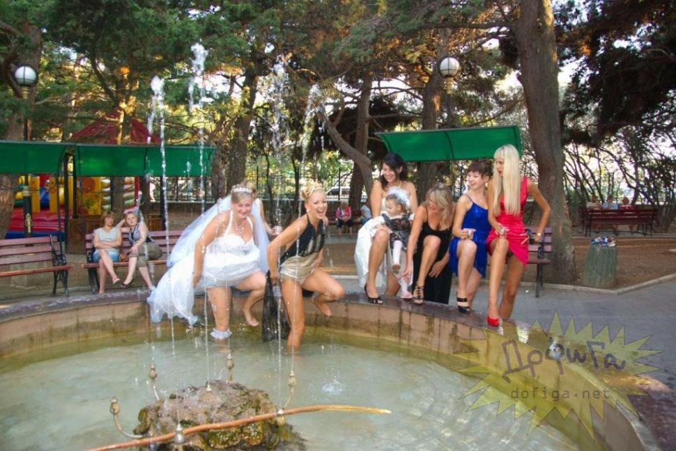 Privirea miresei spune tot. Ce-au făcut prietenele ei la nuntă e de domeniul XXX 157316