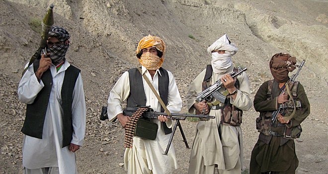 Talibanii au distrus două convoaie cu combustibil destinate forţelor NATO din Afganistan