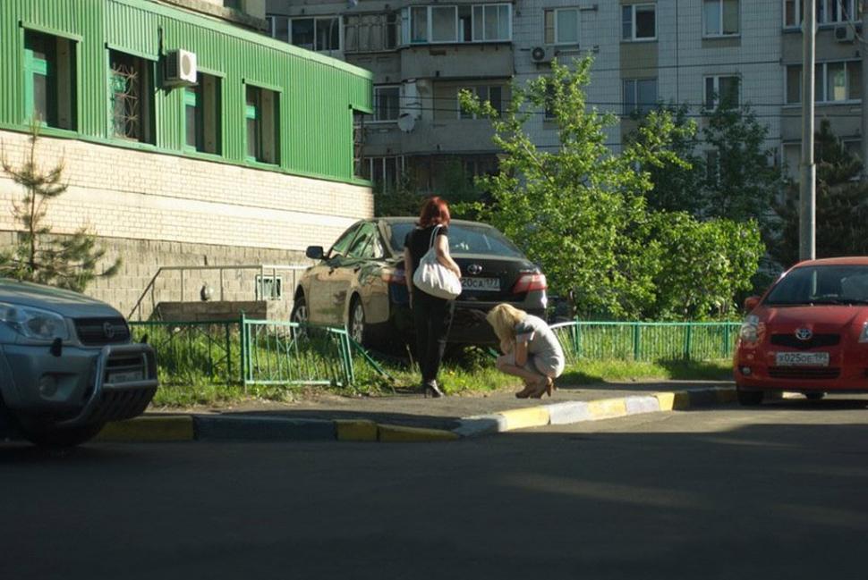 Dacă ar fi luat permisul la Piteşti, am fi înţeles. Cum a reuşit blonda de la volan să se facă de râs 157624