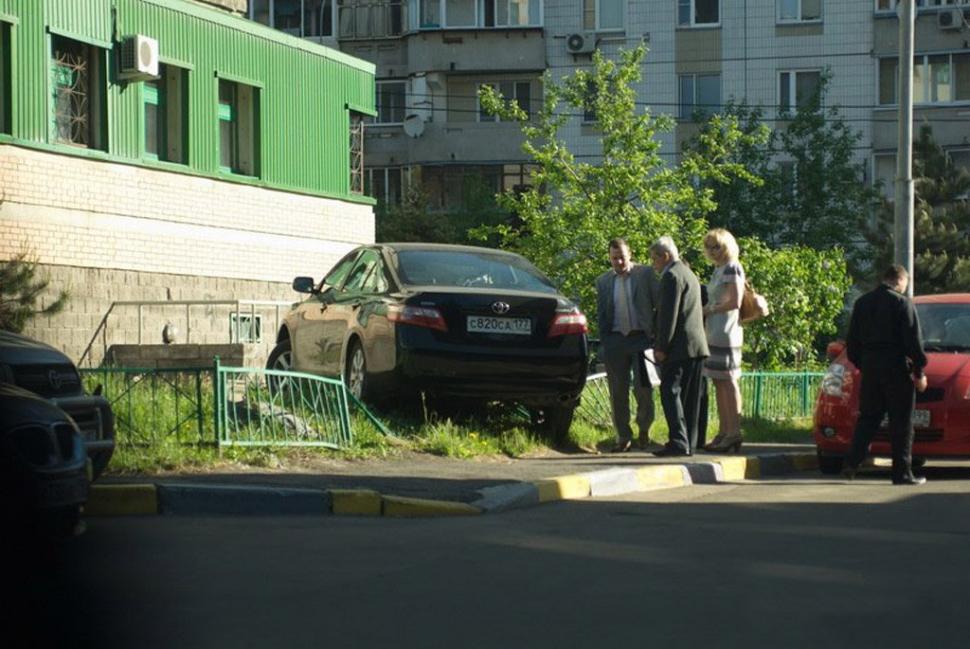 Dacă ar fi luat permisul la Piteşti, am fi înţeles. Cum a reuşit blonda de la volan să se facă de râs 157625