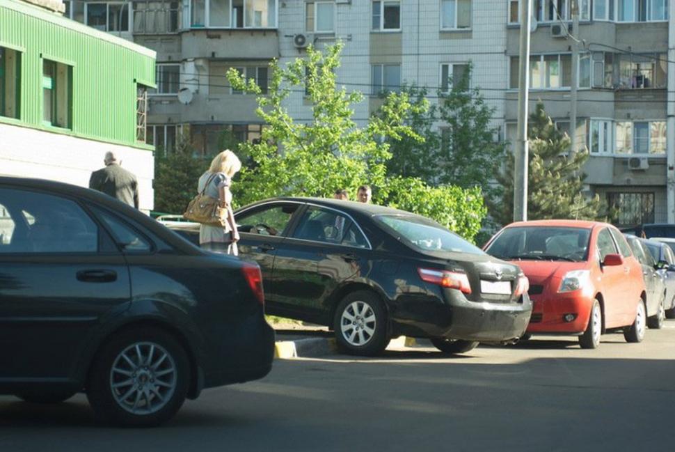 Dacă ar fi luat permisul la Piteşti, am fi înţeles. Cum a reuşit blonda de la volan să se facă de râs 157626