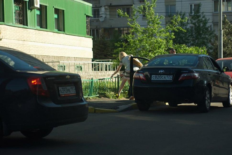 Dacă ar fi luat permisul la Piteşti, am fi înţeles. Cum a reuşit blonda de la volan să se facă de râs 157627