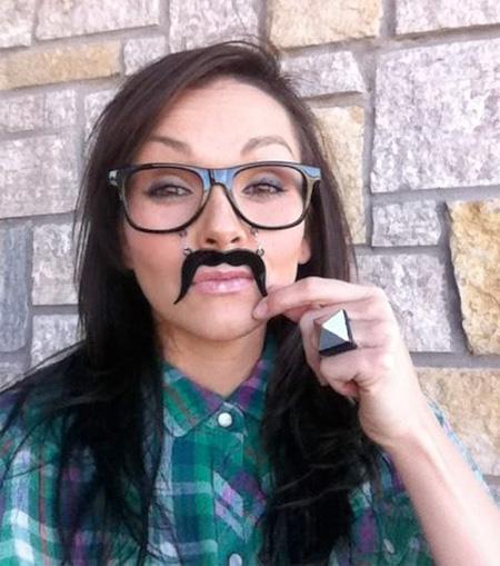 Modă nouă vara asta? Vezi cum arată ochelarii cu mustaţă 157692