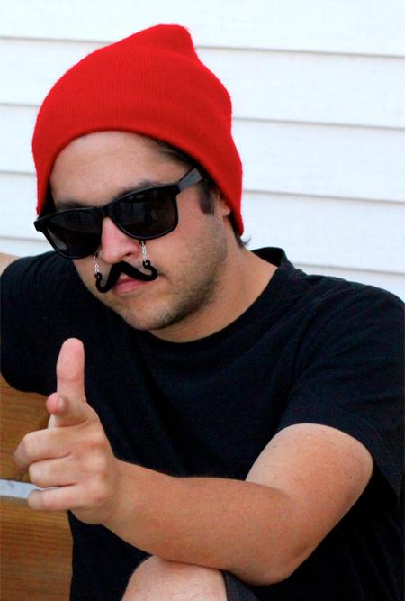 Modă nouă vara asta? Vezi cum arată ochelarii cu mustaţă 157693