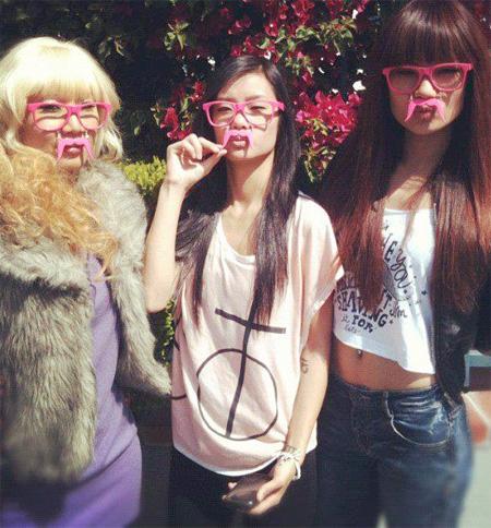 Modă nouă vara asta? Vezi cum arată ochelarii cu mustaţă 157694