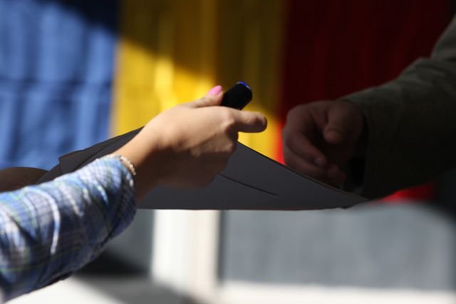 Promulgarea legii referendumului, în presa străină. Reuters: &quot;Sub presiune, puterea din România dă înapoi în privinţa referendumului&quot;