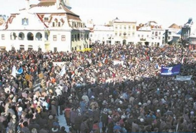 &quot;DA pentru demitere! Cred că românii au înţeles minciunile pe care le spune Băsescu!&quot; 5.000 de oameni au manifestat în Braşov împotriva preşedintelui suspendat