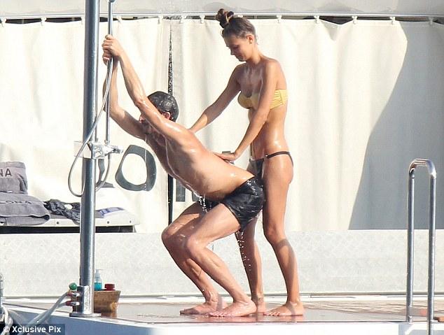 Oare ce a găsit în pantalonii lui? După încântarea de pe faţa ei....  157810