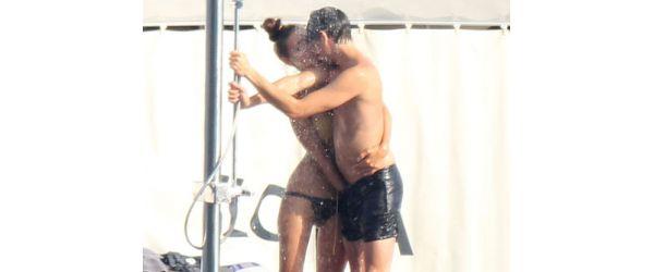 Oare ce a găsit în pantalonii lui? După încântarea de pe faţa ei....  157813