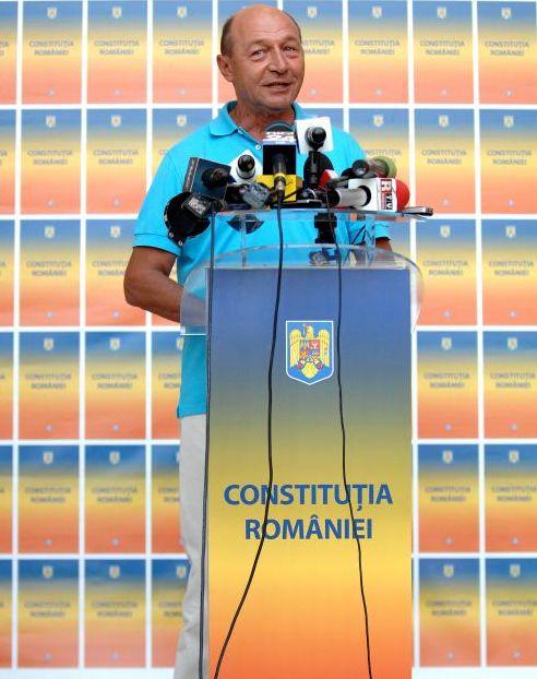 Traian Băsescu îşi face campanie folosind ilegal Constituţia României. PNL a depus o sesizare la Biroul Central Electoral 157761