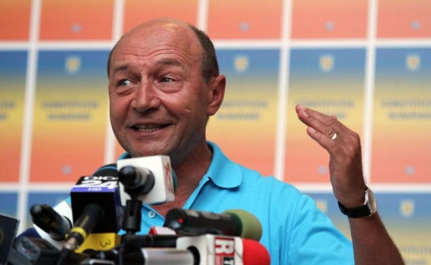 Traian Băsescu îşi face campanie folosind ilegal Constituţia României. PNL a depus o sesizare la Biroul Central Electoral