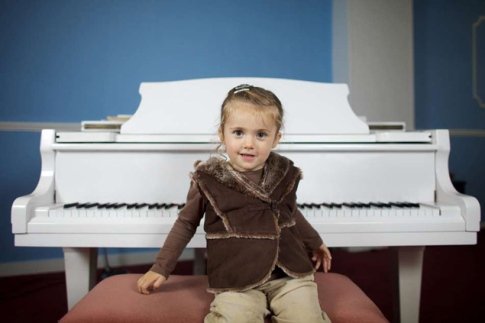 Această copilă a uluit lumea. La numai 2 ani, cântă la pian dumnezeieşte. &quot;Nimeni nu a învăţat-o&quot;