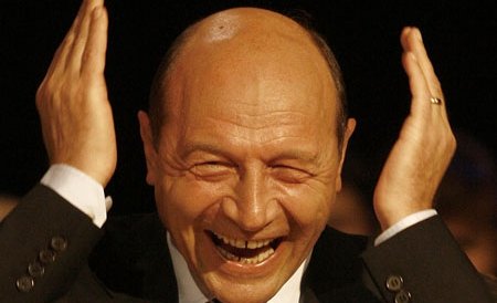 &quot;Băsescu la brutărie!&quot; Protestatarii i-au întrerupt discursul preşedintelui susţinut la Grupul de Dialog Social