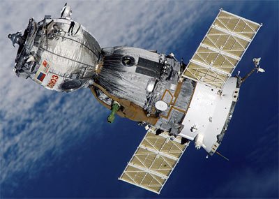 Capsula Soyuz, cu trei astronauţi la bord, s-a conectat la Staţia Spaţială Internaţională