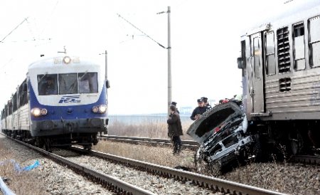 Doi morţi şi doi răniţi, după ce un tren a lovit o maşină, în Bistriţa. Traficul feroviar este blocat