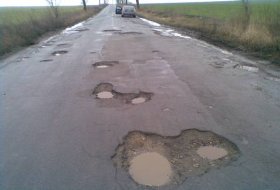 Drumurile din România, o adevărată enigmă. Proaspăt turnat, un drum s-a prăbuşit pe o distanţă de 100 de metri