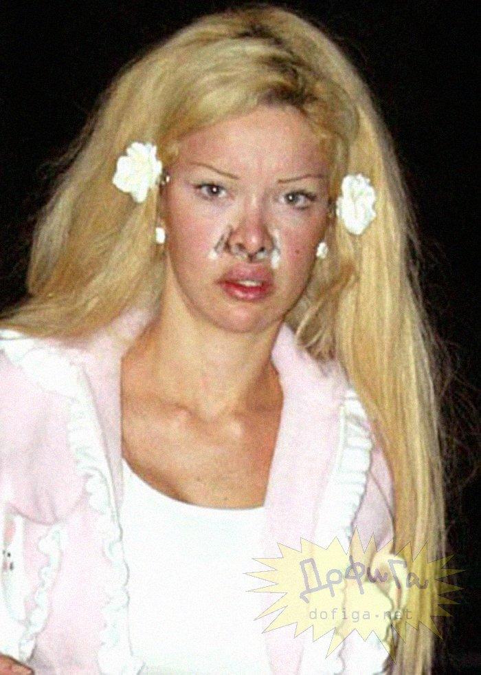 Ea este &quot;femeia din plastic&quot;. A făcut atâtea operaţii estetice, încât nu-şi mai simte sânii sau burta 158008