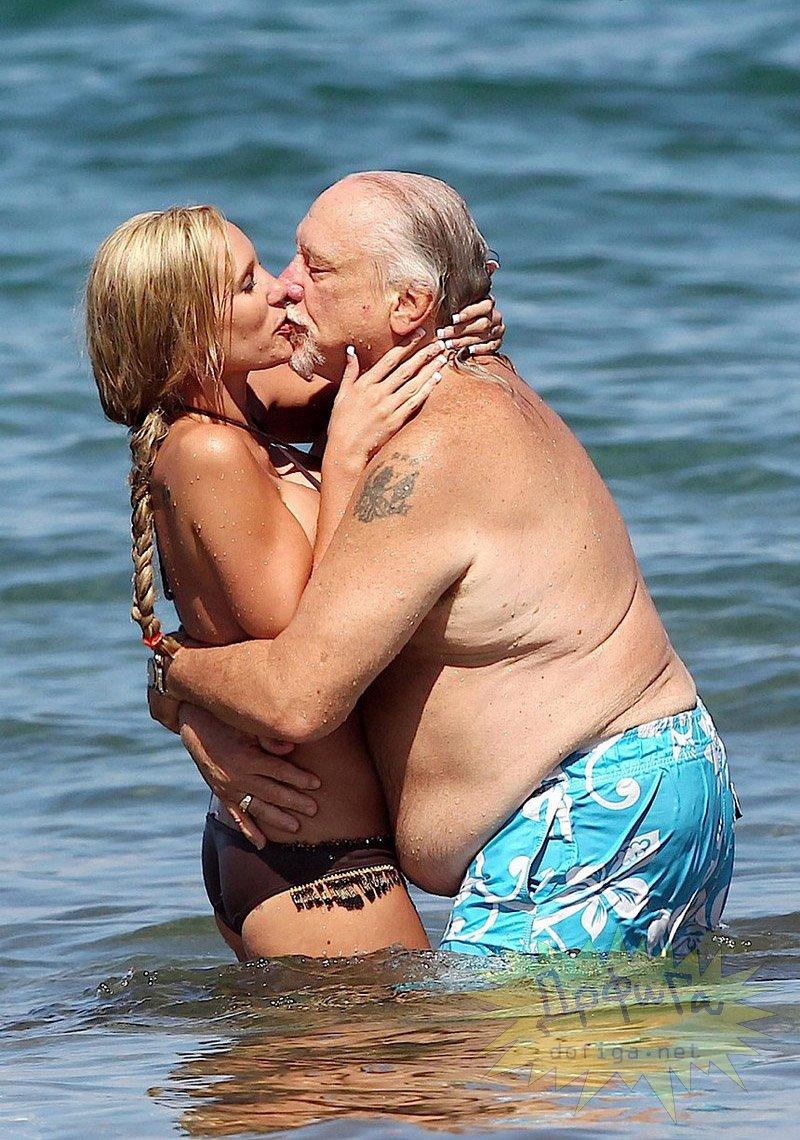 El, mai bătrân decât Moş Crăciun, ea, tinerică şi necoaptă ca Bambi. Siiiiigur e dragoste adevărată între ei 158035