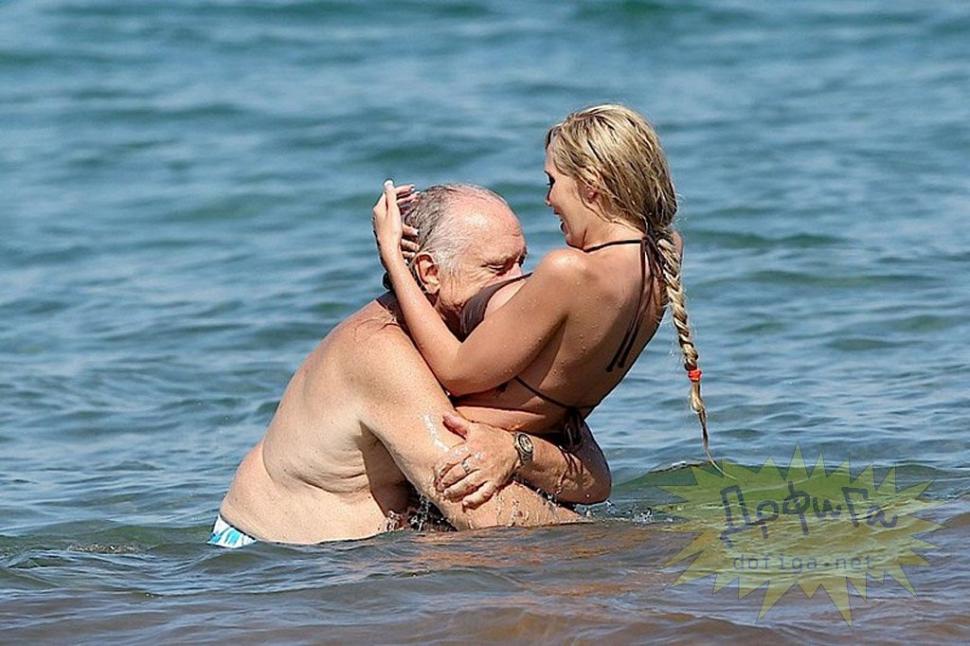 El, mai bătrân decât Moş Crăciun, ea, tinerică şi necoaptă ca Bambi. Siiiiigur e dragoste adevărată între ei 158036