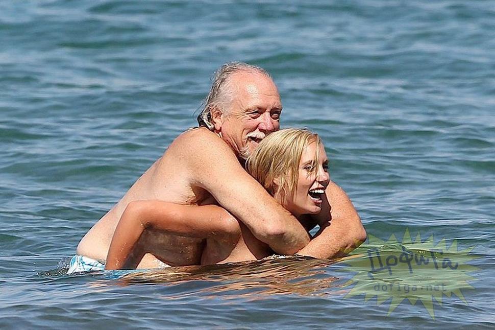 El, mai bătrân decât Moş Crăciun, ea, tinerică şi necoaptă ca Bambi. Siiiiigur e dragoste adevărată între ei 158038