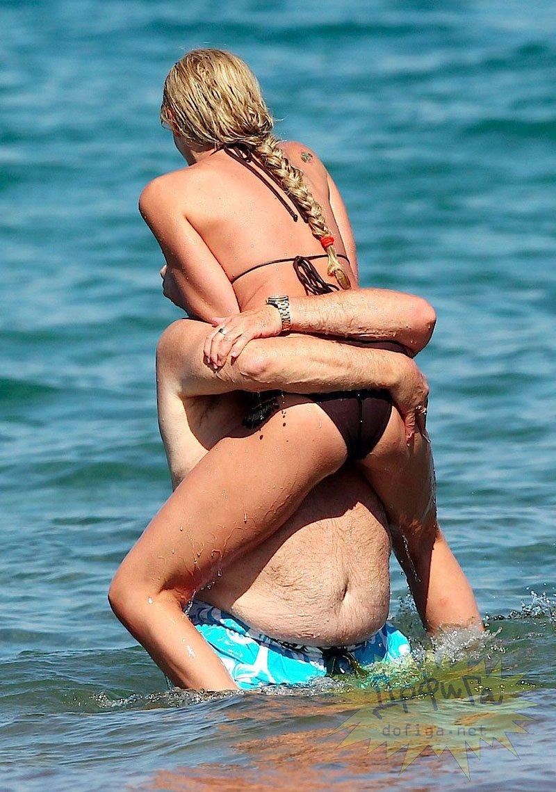 El, mai bătrân decât Moş Crăciun, ea, tinerică şi necoaptă ca Bambi. Siiiiigur e dragoste adevărată între ei 158039