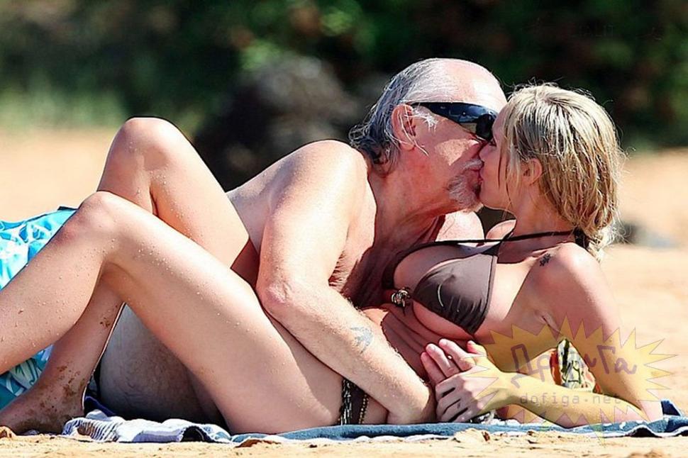 El, mai bătrân decât Moş Crăciun, ea, tinerică şi necoaptă ca Bambi. Siiiiigur e dragoste adevărată între ei 158041