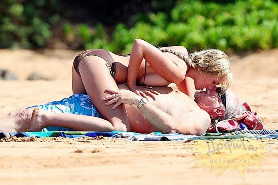 El, mai bătrân decât Moş Crăciun, ea, tinerică şi necoaptă ca Bambi. Siiiiigur e dragoste adevărată între ei 158042