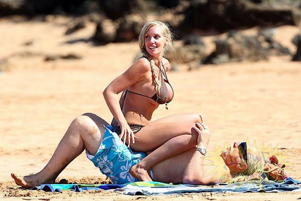 El, mai bătrân decât Moş Crăciun, ea, tinerică şi necoaptă ca Bambi. Siiiiigur e dragoste adevărată între ei 158043