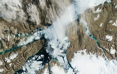 Imaginea care arată efectele încălzirii globale. Un aisberg uriaş s-a desprins din banchiza Groenlandei