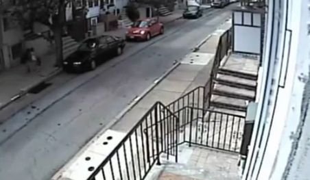 Imagini incredibile în Philadelphia: Un bărbat a vrut să răpească o fetiţă de pe stradă