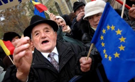 Protest anti-Băsescu al pensionarilor, în Galaţi. Un manifestant s-a îmbrăcat în zeghe