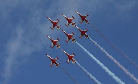 Regii cerului au ajuns în România. Avioanele supersonice vor face spectacol pe cerul Bucureştiului 158018