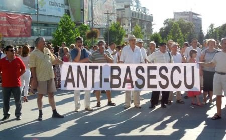 Un manifestant anti-Băsescu a fost bruscat de jandarmi. Omul a fost târât pe trotuar 