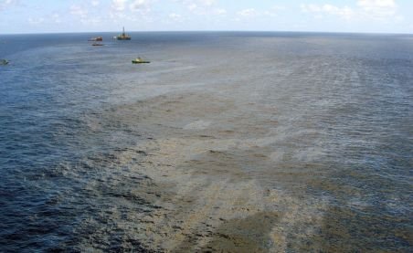 Aproape 4.000 de barili de petrol plutesc în derivă în apele Atlanticului