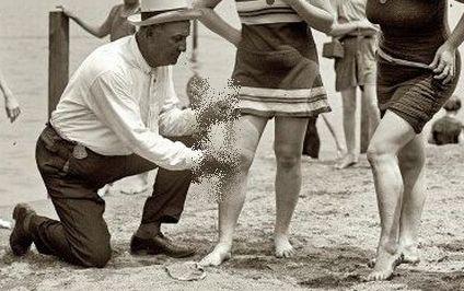 Ce treabă avea acest politician cu fustele femeilor. Astăzi, ar fi arestat pentru hărţuire 158332