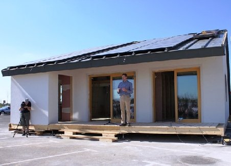 O casă solară, construită de studenţi români, scoasă la vânzare lângă Bucureşti. Cât costă construcţia independentă energetic