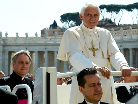 Fostul asistent al Papei Benedict a fost plasat în arest la domiciliu. Ce acuzaţie i se aduce