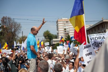 Îmbrânceli şi scandal la mitingul pro-Băsescu, de la Iaşi. De la ce a pornit totul