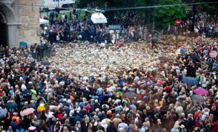 &quot;Norvegienii şi imigranţii sunt şi mai apropiaţi&quot;. Norvegia comemorează un an de la masacrul comis de extremistul Breivik  158543