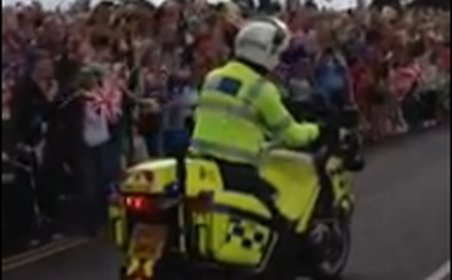 Poliţistul care a uimit mii de oameni prin gestul său. Nimeni nu se aştepta la aşa ceva