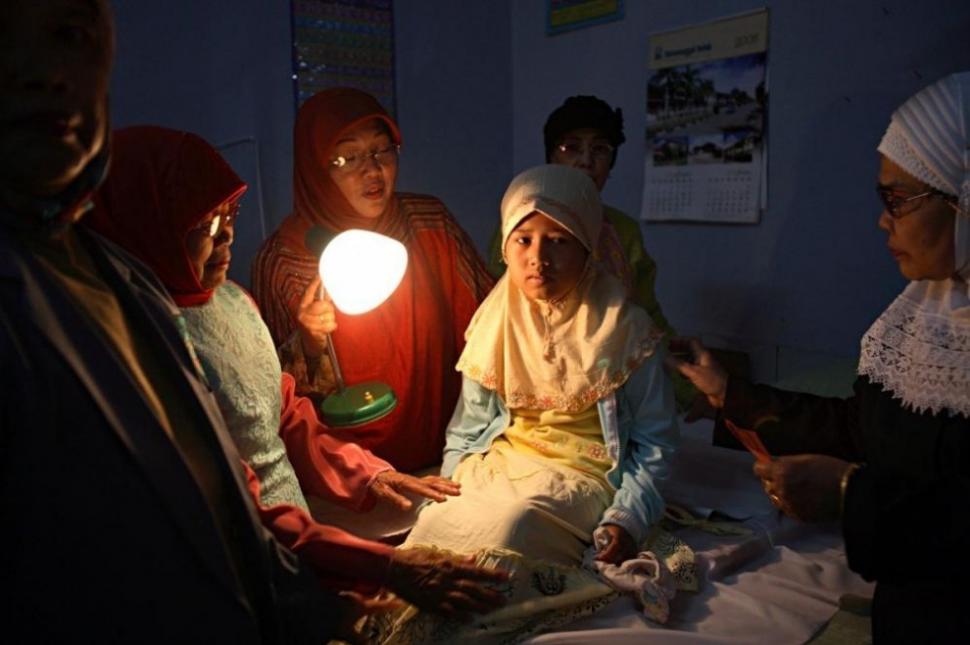 Blestemul de a te naşte fată în această ţară. Chinul la care sunt supuse copilele în numele religiei 159021