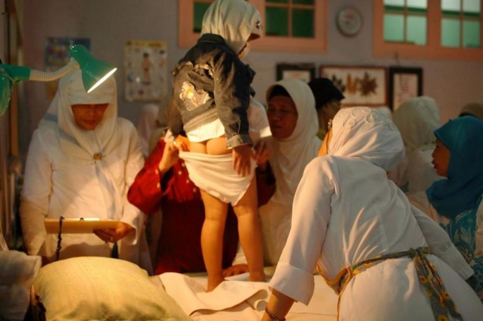 Blestemul de a te naşte fată în această ţară. Chinul la care sunt supuse copilele în numele religiei 159023