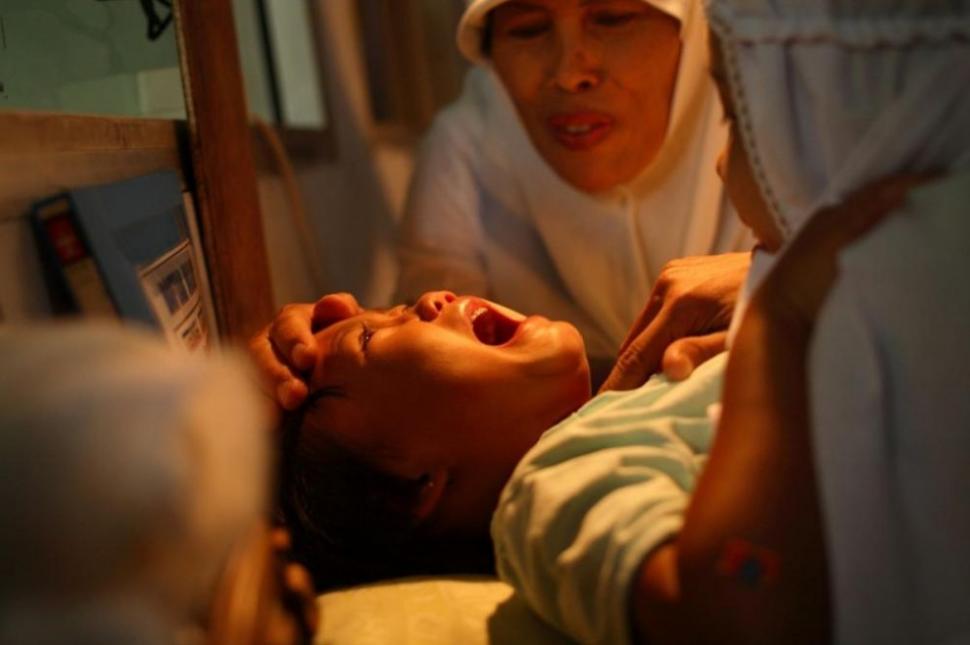 Blestemul de a te naşte fată în această ţară. Chinul la care sunt supuse copilele în numele religiei 159025