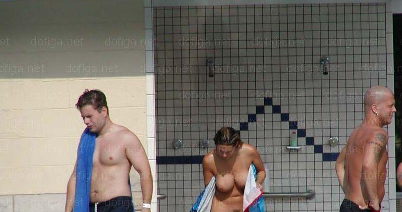 Ce-a făcut această blondă la piscină, după o zi de plajă. Bărbaţii s-au uitat la ea, apoi la ei în pantaloni şi au fugit repede 159016