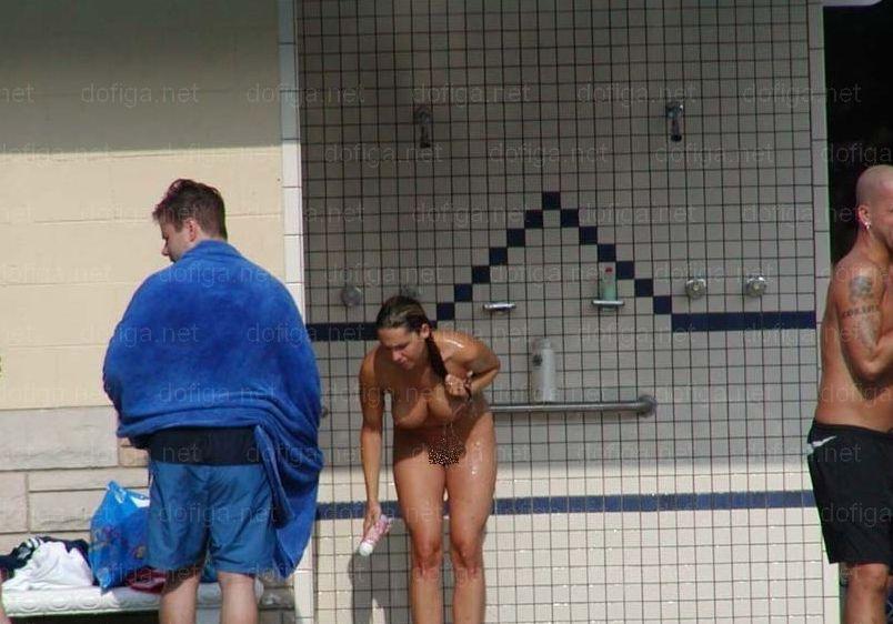 Ce-a făcut această blondă la piscină, după o zi de plajă. Bărbaţii s-au uitat la ea, apoi la ei în pantaloni şi au fugit repede 159017