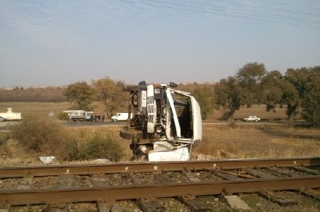 Clipe de coşmar pe DN 73, în Argeş. Motorul microbuzului s-a oprit pe calea ferată