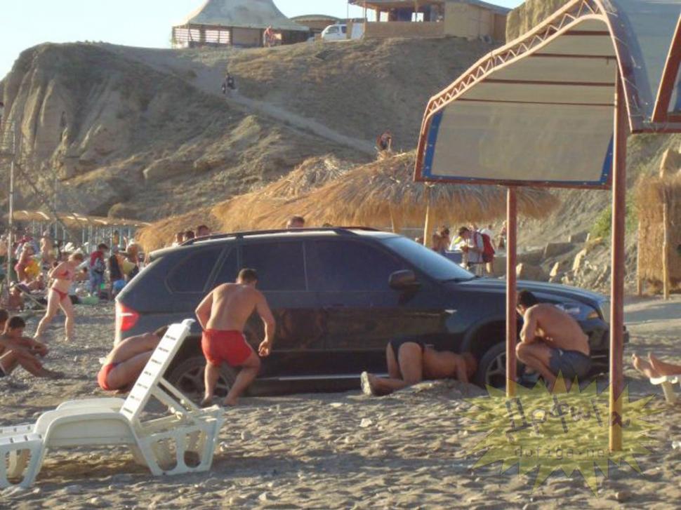 Când şmecheria-i soră cu prostia. Voia să îşi spele X5-ul în mare, dar s-a făcut de râs pe plajă 159338