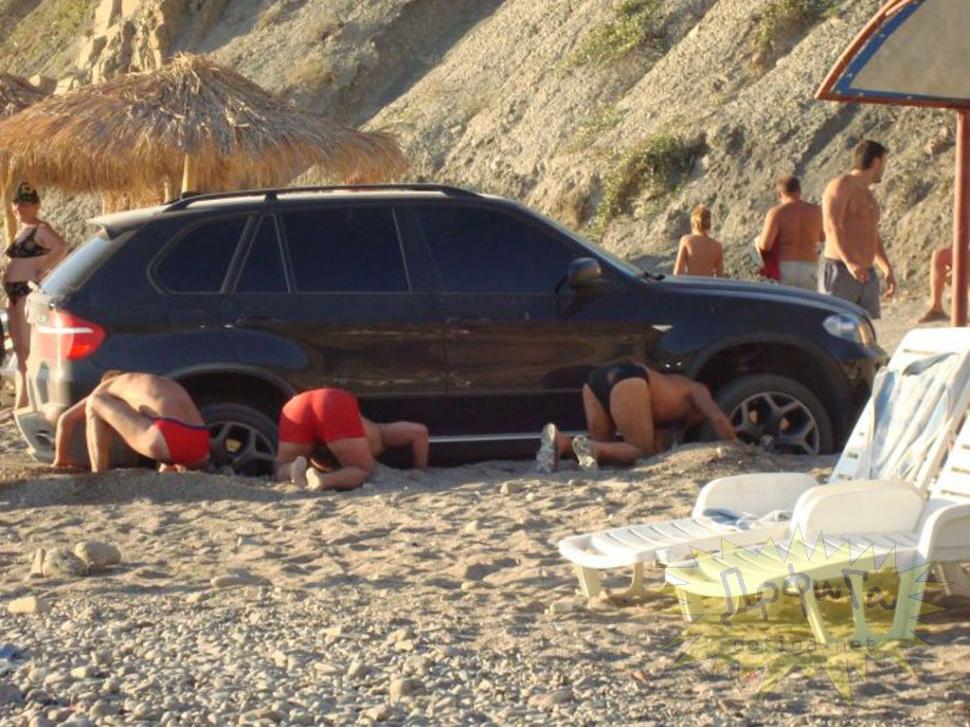 Când şmecheria-i soră cu prostia. Voia să îşi spele X5-ul în mare, dar s-a făcut de râs pe plajă 159339