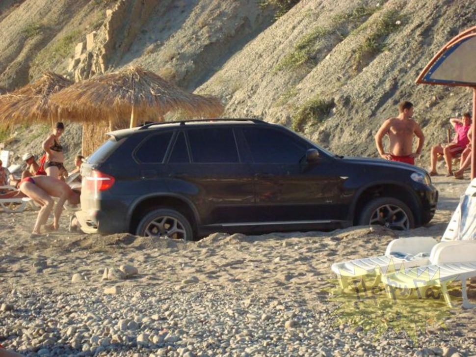 Când şmecheria-i soră cu prostia. Voia să îşi spele X5-ul în mare, dar s-a făcut de râs pe plajă 159340