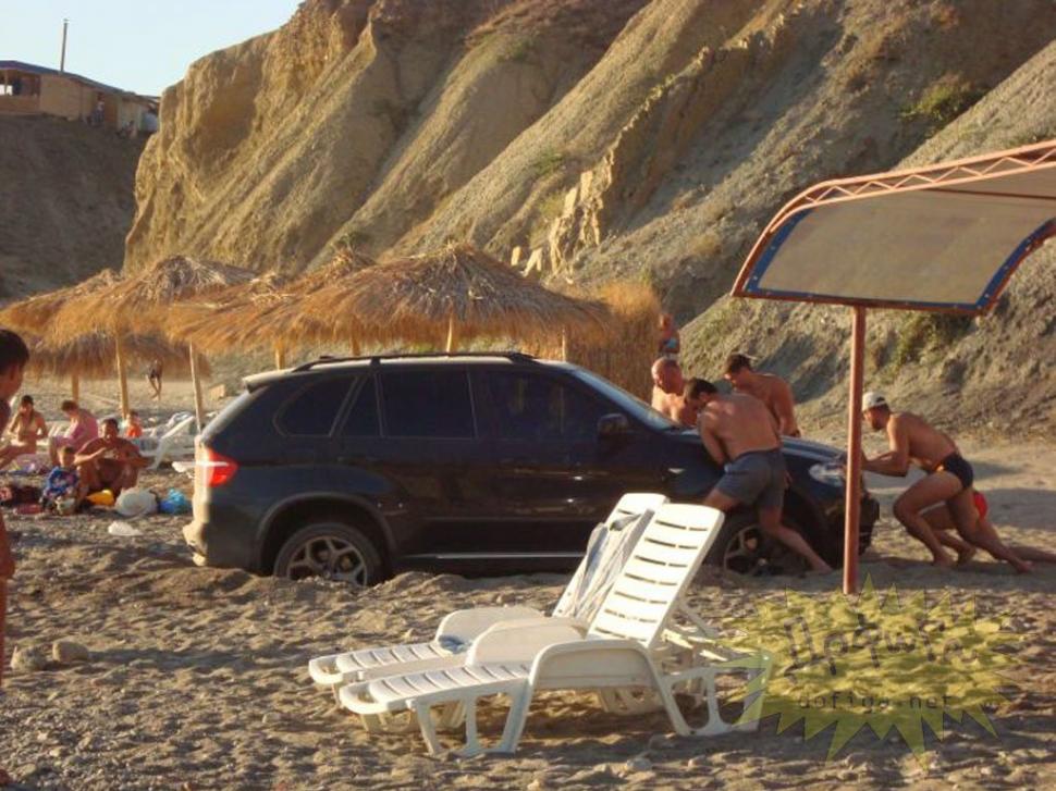 Când şmecheria-i soră cu prostia. Voia să îşi spele X5-ul în mare, dar s-a făcut de râs pe plajă 159341